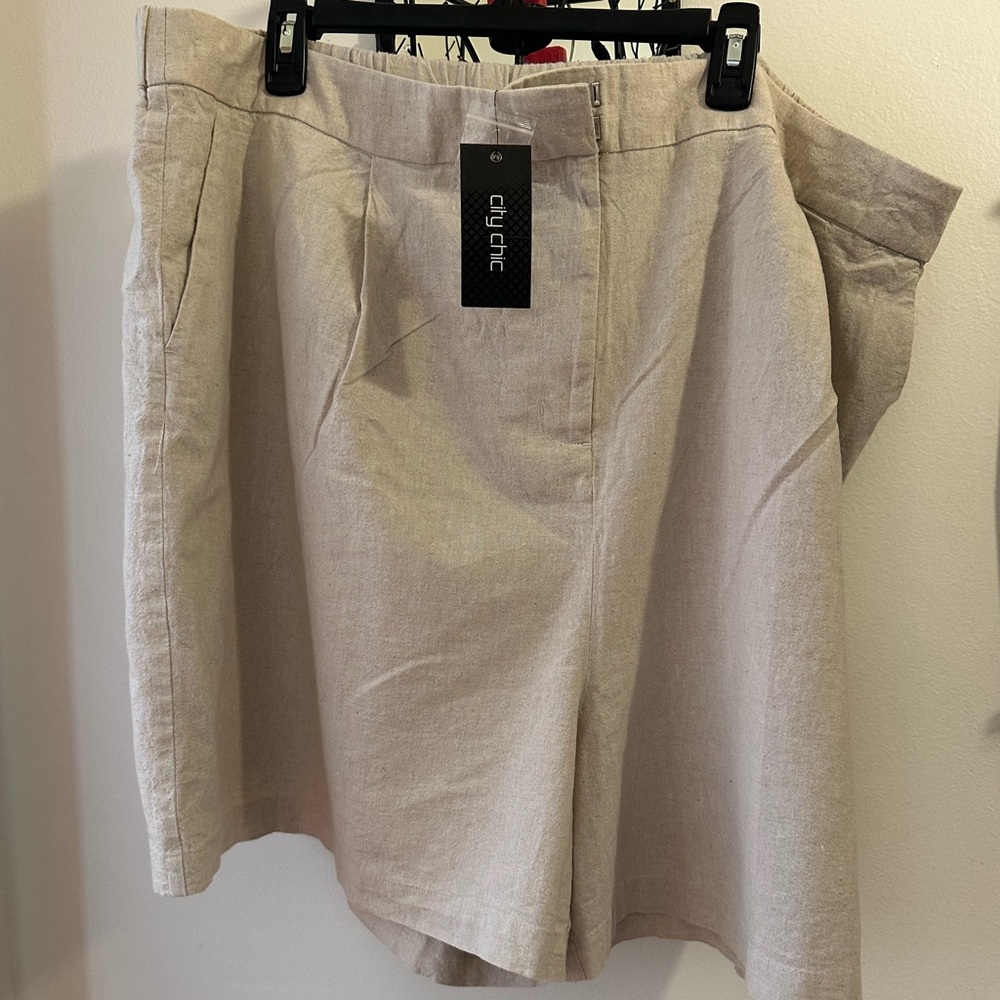 City chic shorts
